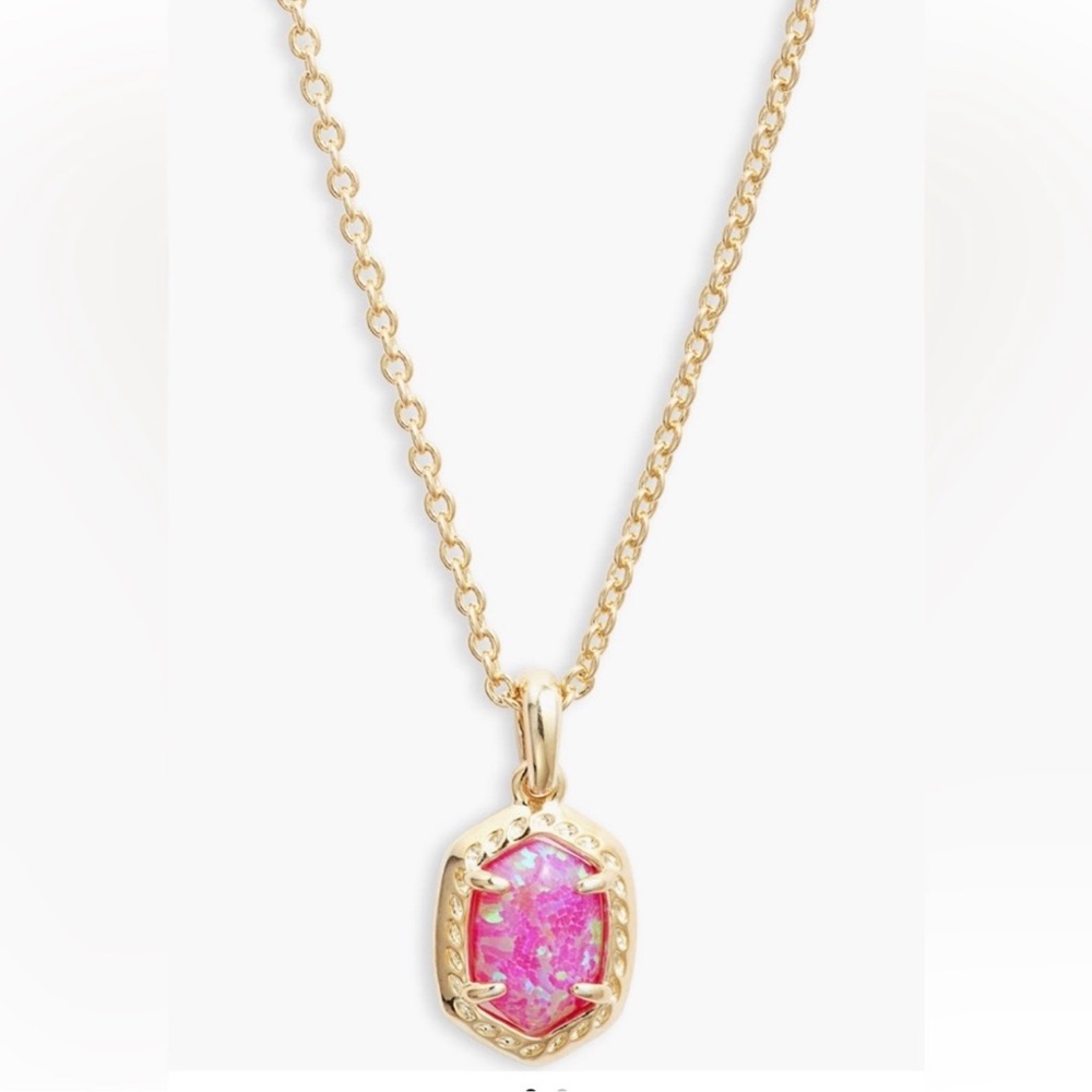 NWT Kendra Scott Daphne Pendant Necklace in Gold Magenta Kyocera Opal NEW